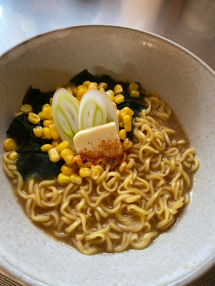 バターなインスタント味噌ラーメン♪（コーン他）