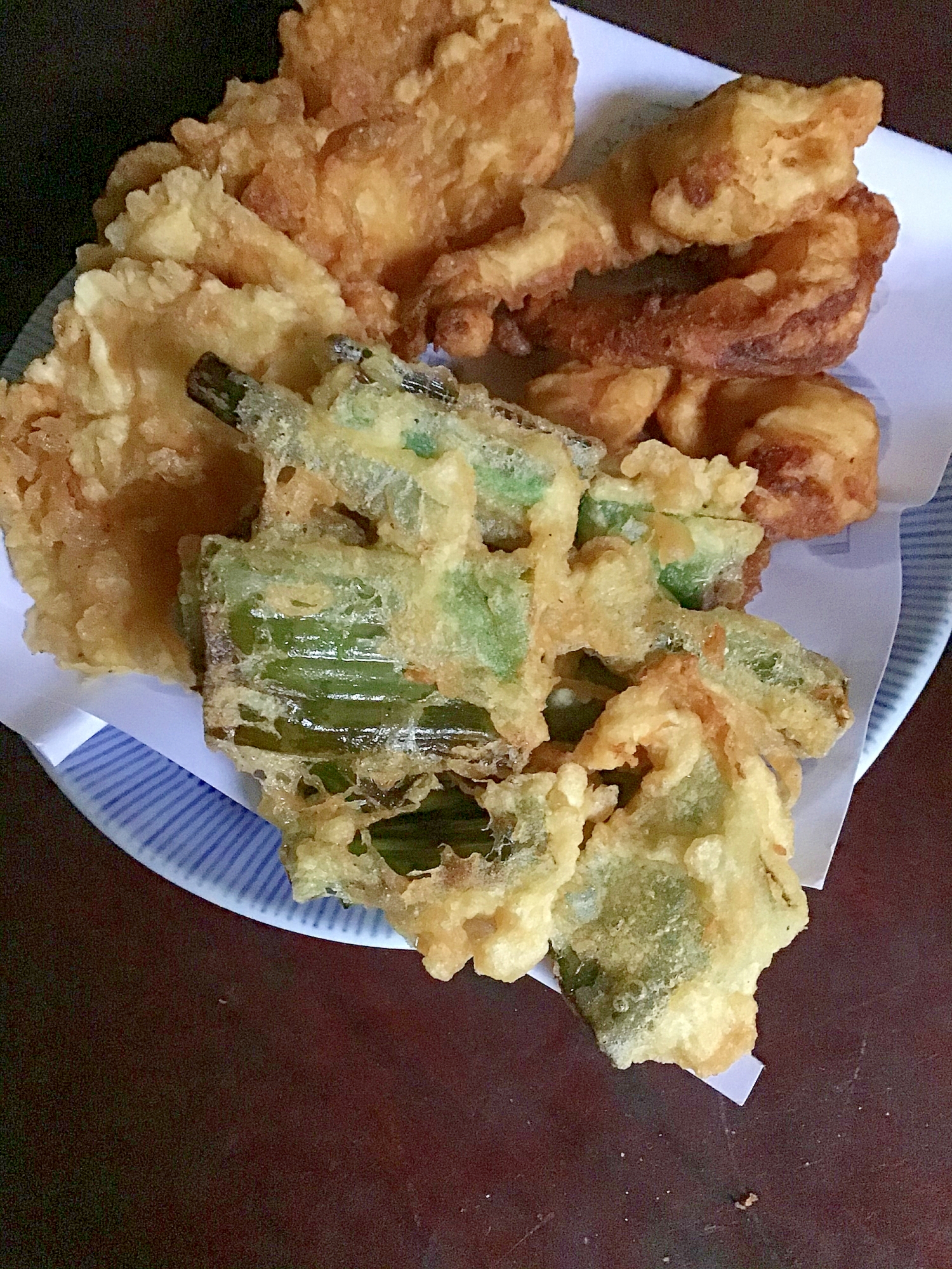 皿に盛られた葉玉ねぎのかき揚げ