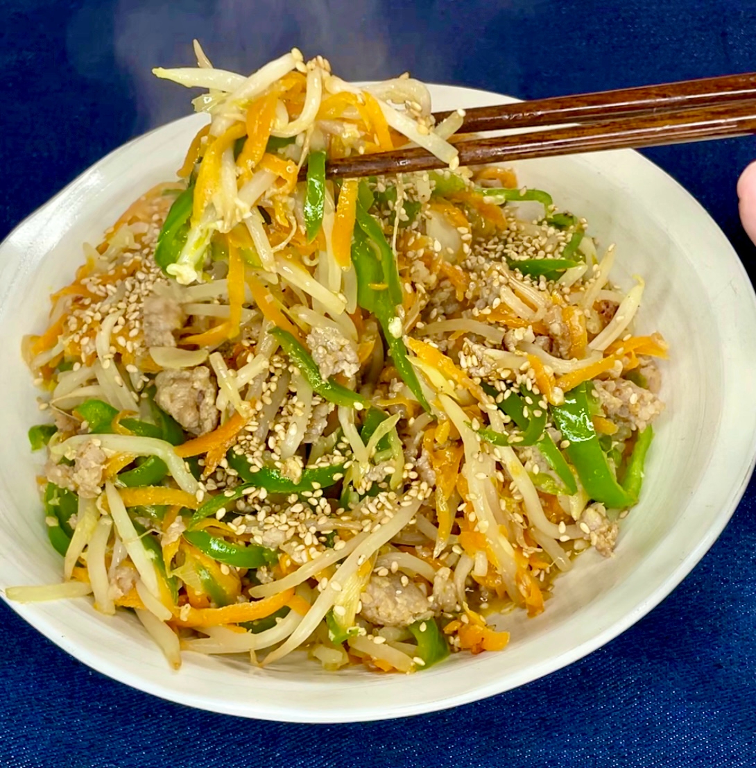 もやしと野菜の塩麹そぼろ炒め