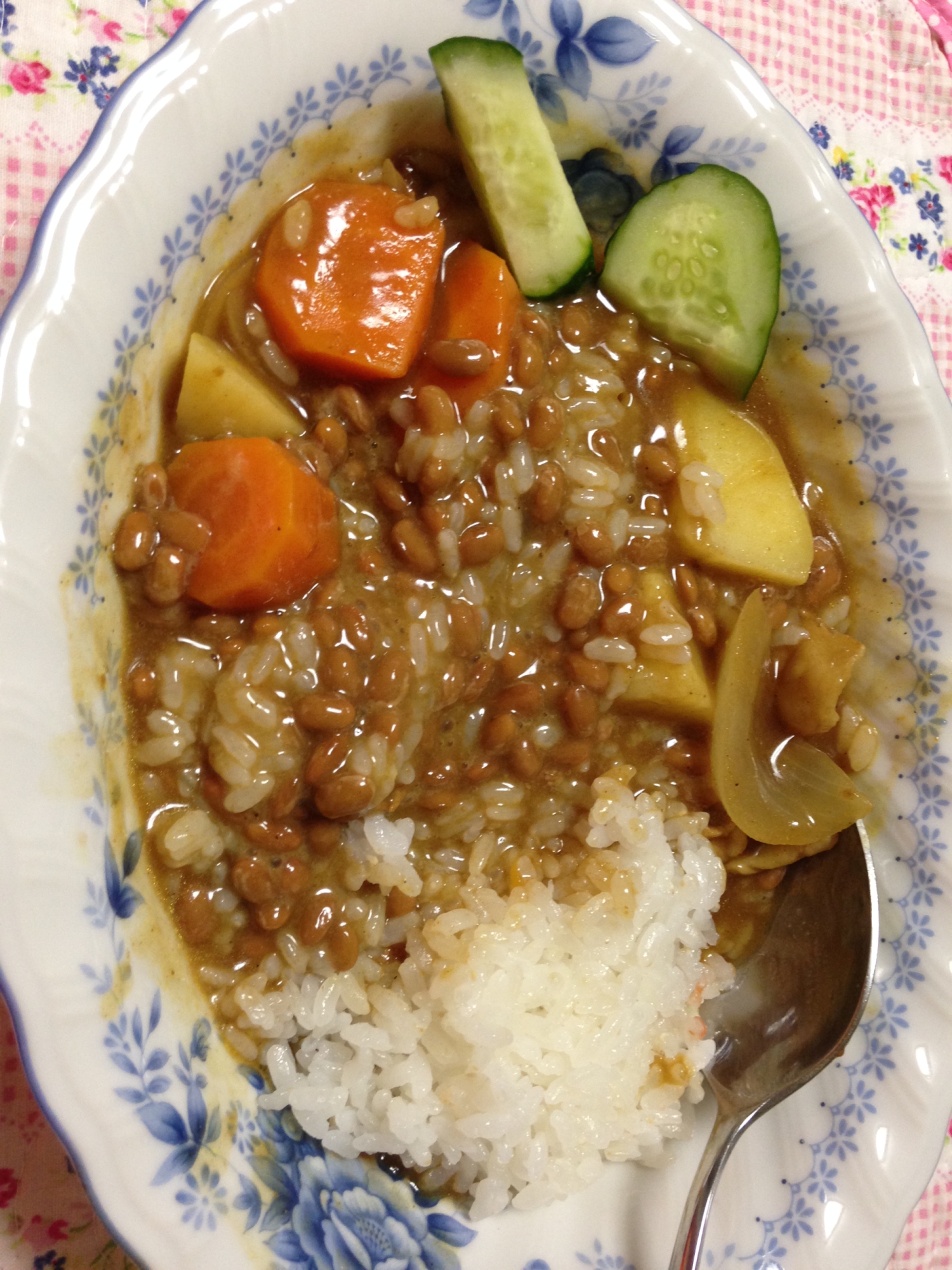 納豆とニンジンときゅうりと玉ねぎカレー