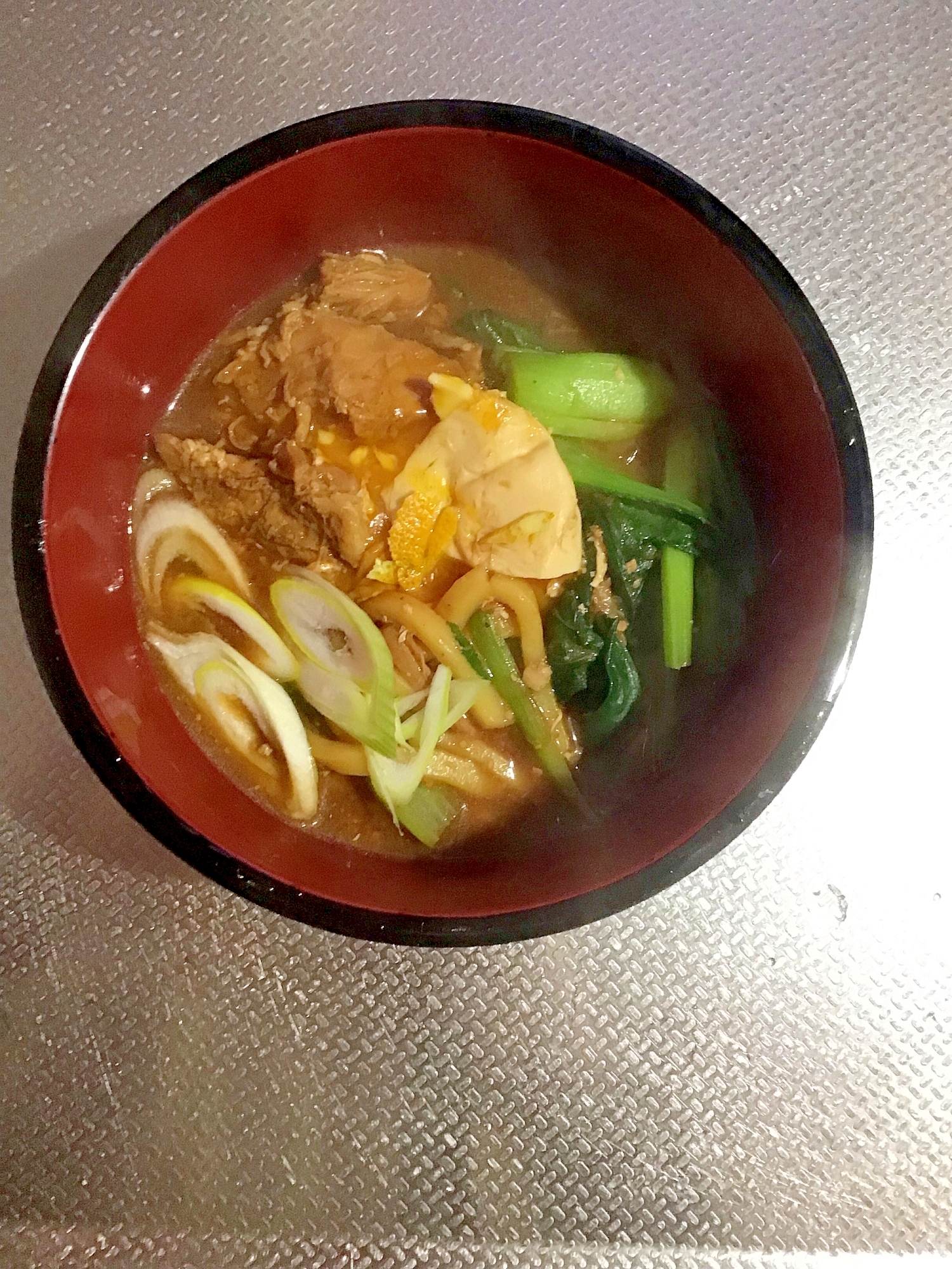 豚と玉子と小松菜の味噌煮込みうどん。