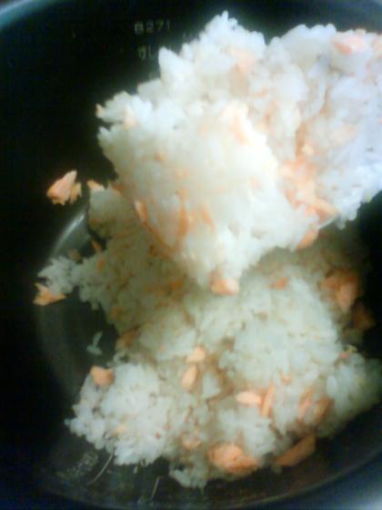 絶対美味しいって思い、釜に鮭とごまを入れちゃいました!!子どもたちもすごい食欲(*＾▽＾*)ごまがいいですね☆ごちそうさまでした♪