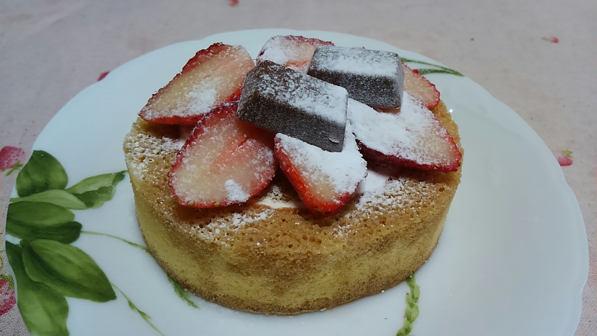 ラム酒入りコーヒーかけ☆苺とチョコのロールケーキ