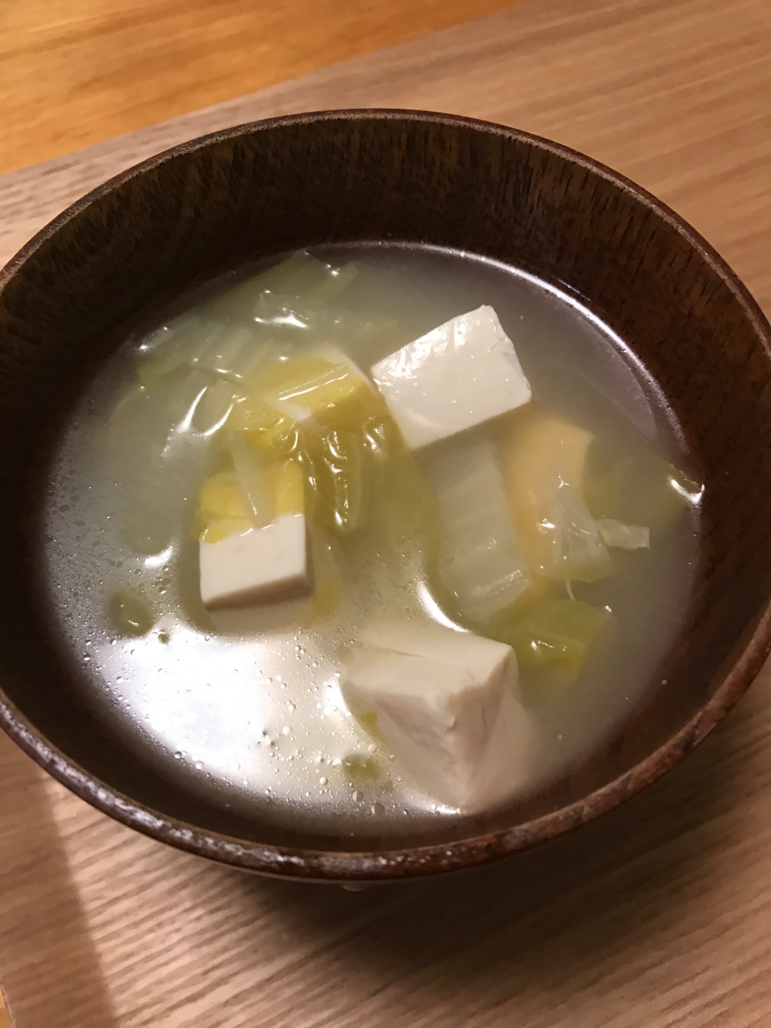 生姜でポカポカ。豆腐と油揚げ、白菜の味噌汁
