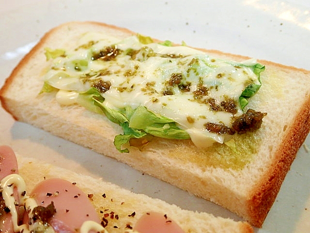 バジルソース/マヨで　サラダ菜とチーズのトースト