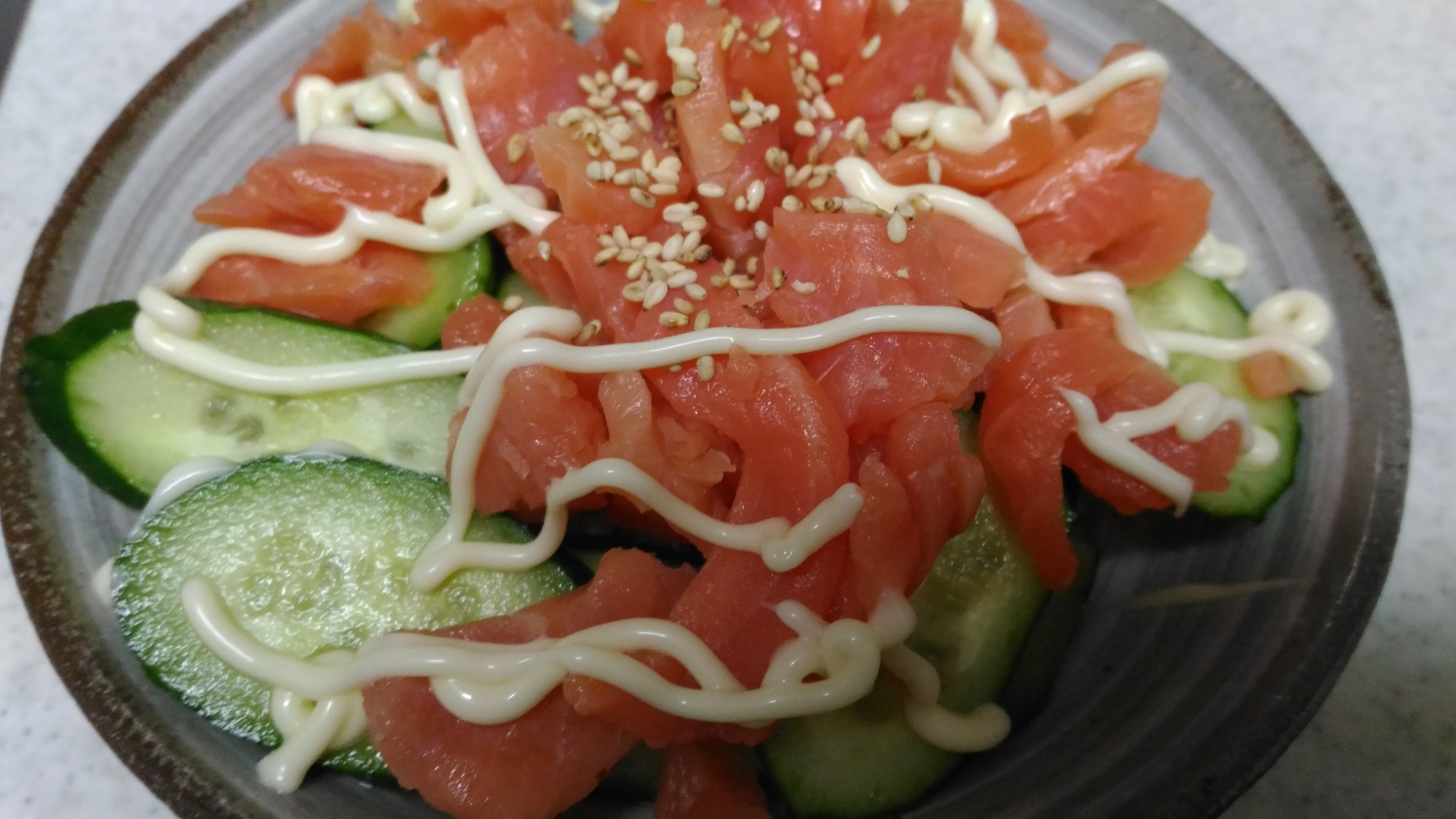 スモークサーモンと胡瓜の丼