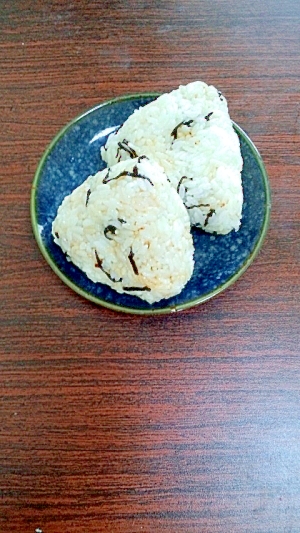 朝食に 塩こんぶととろけるチーズのおにぎり レシピ 作り方 By ありき １ 楽天レシピ