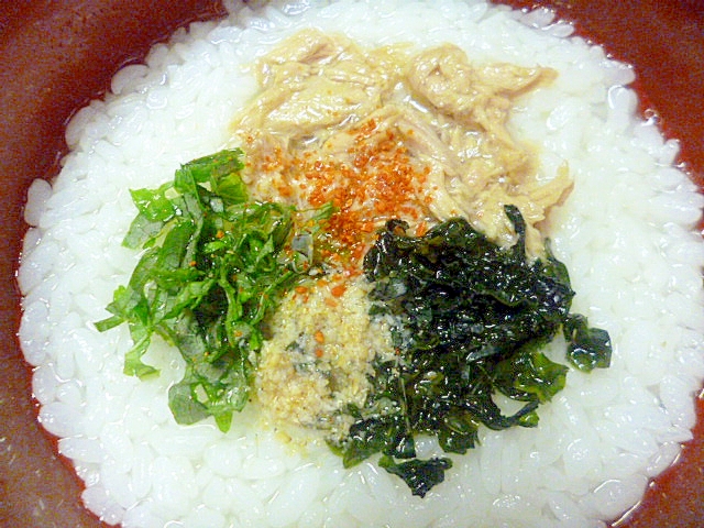 赤い茶碗に盛り付けられたツナと大葉とわかめの冷やし茶漬け