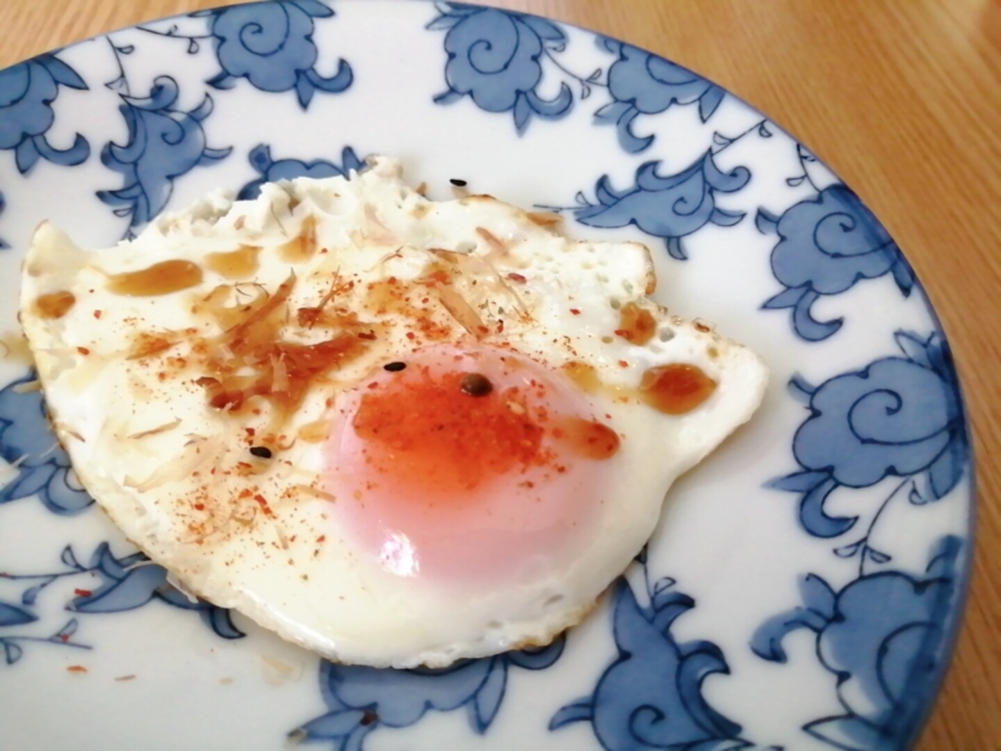 七味唐辛子とおかかの目玉焼き