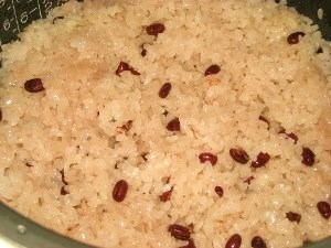 おついたち、一日のお赤飯として酒田女鶴という　これまた滅多に入手できないモチ米で炊きました。ふっくら美味しく頂きました。ご馳走さまでした♪