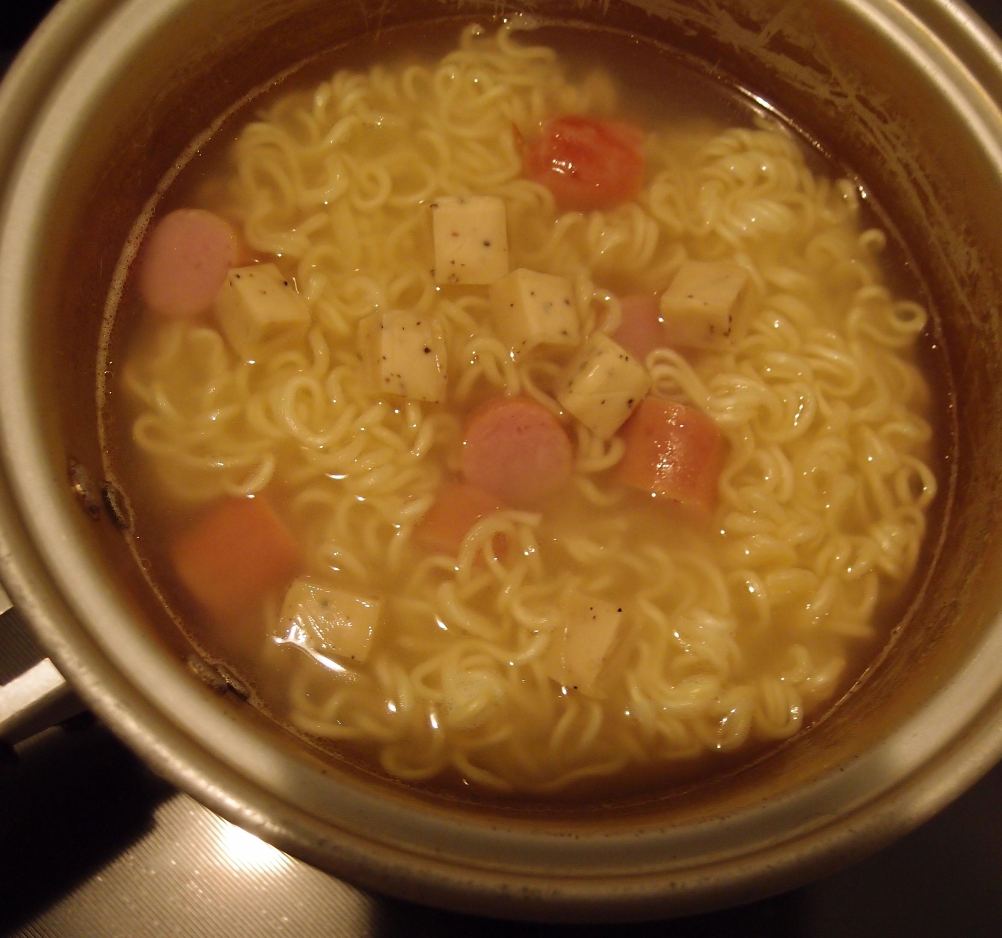 ウィンナーとブラックペッパーチーズの塩ラーメン