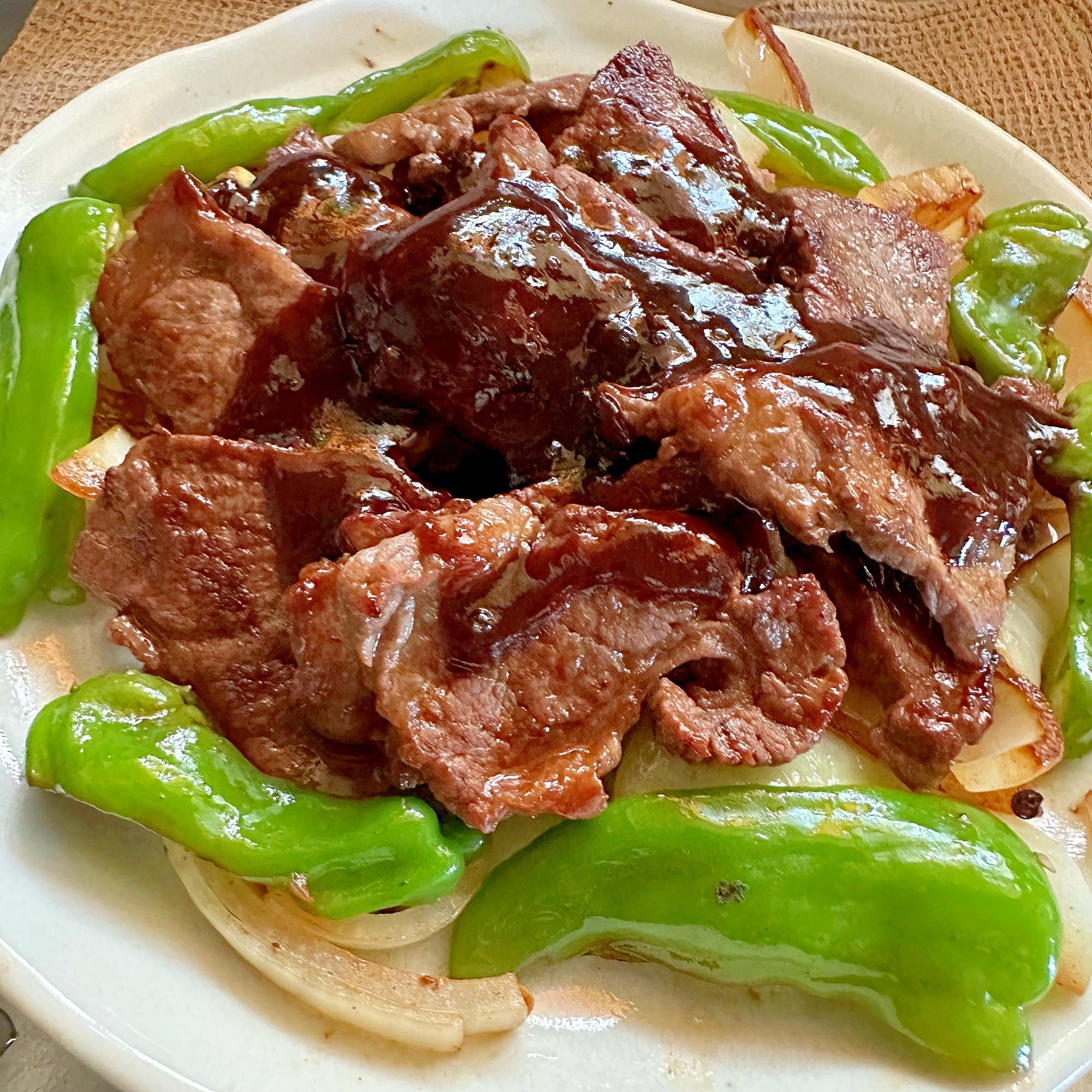 牛肉とピーマンと玉ねぎとソースෆ ̖́-‬
