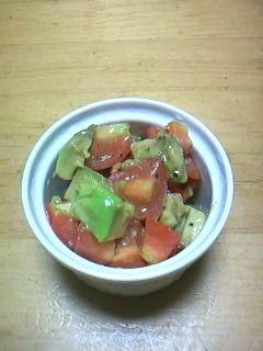 ミニトマトとアボカドが冷蔵庫に残っていたので挑戦。物凄く簡単なのにとても美味！！