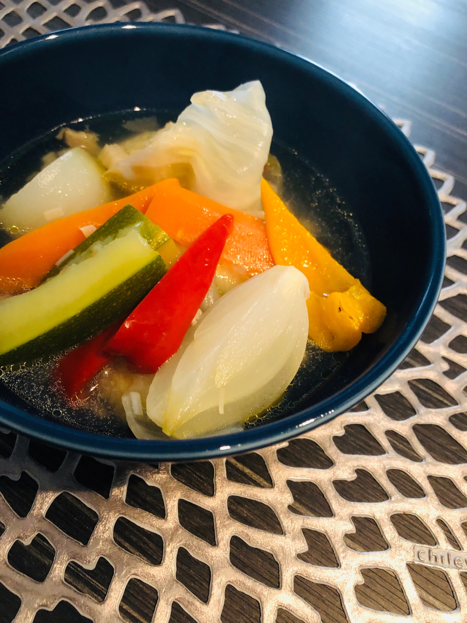 ゴロゴロ夏野菜と鶏ミンチのコンソメスープ