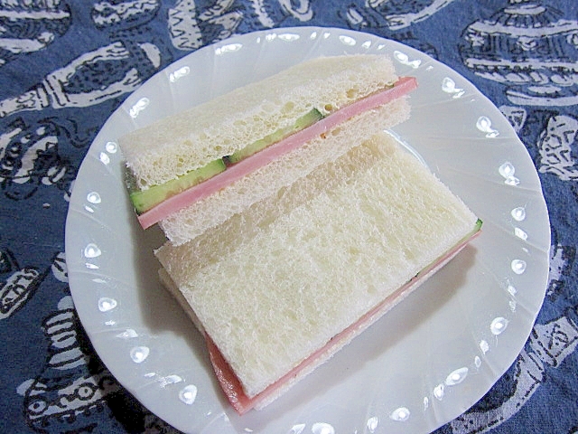 ハムときゅうりのサンドイッチ
