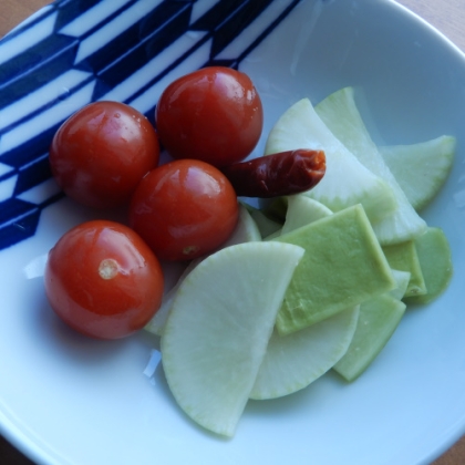 大根で、ニンニクは無いけど、鷹の爪は見える？ミニトマトで食べ易く作ってみた❤・・❤旨いね↑トマトの糠漬け！？で、糠床からやったw私のも投稿するネ♪ポチ～！