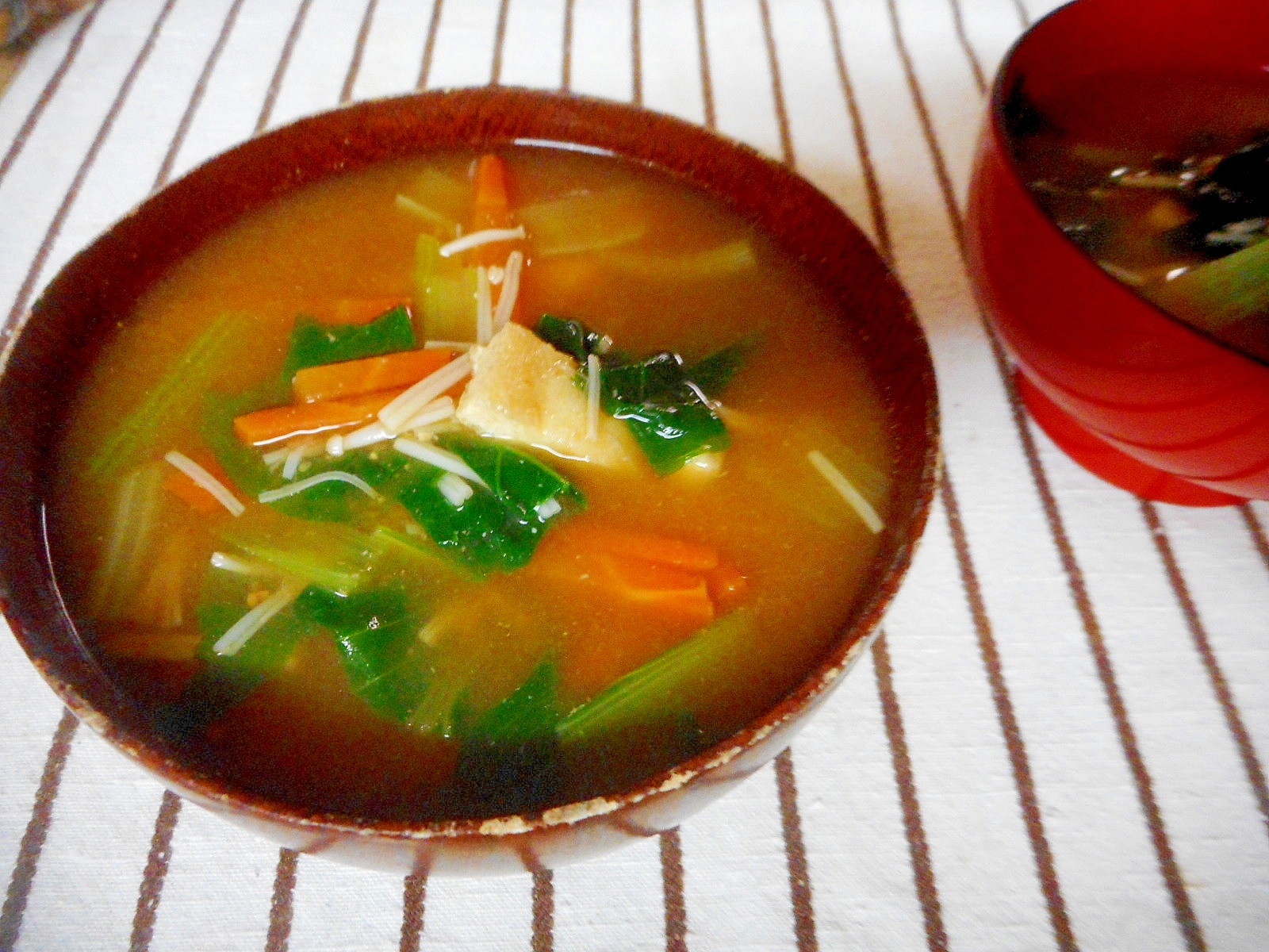 小松菜、えのき、人参の味噌汁