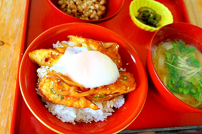 さつま揚げの甘辛丼・温玉のっけ