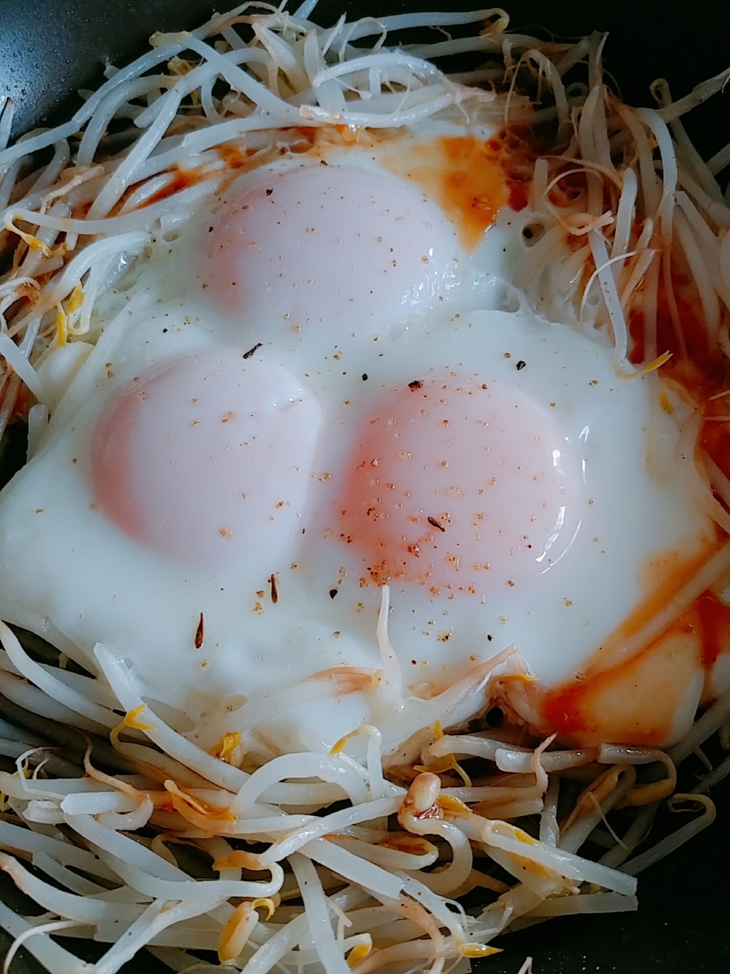 黒豆もやしの巣籠もり目玉焼き