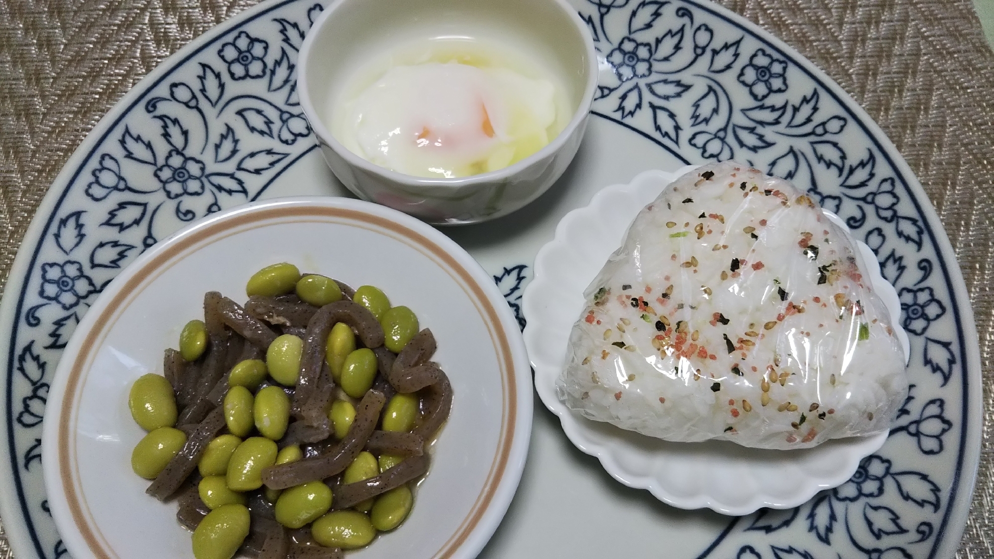 温泉卵と枝豆こんにゃく煮とおにぎりの朝食プレート☆