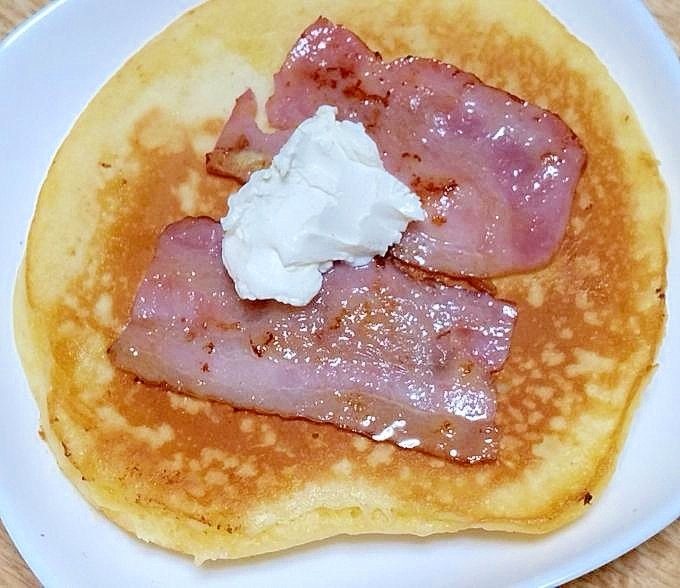 ベーコン＆クリームチーズ乗せホットケーキ