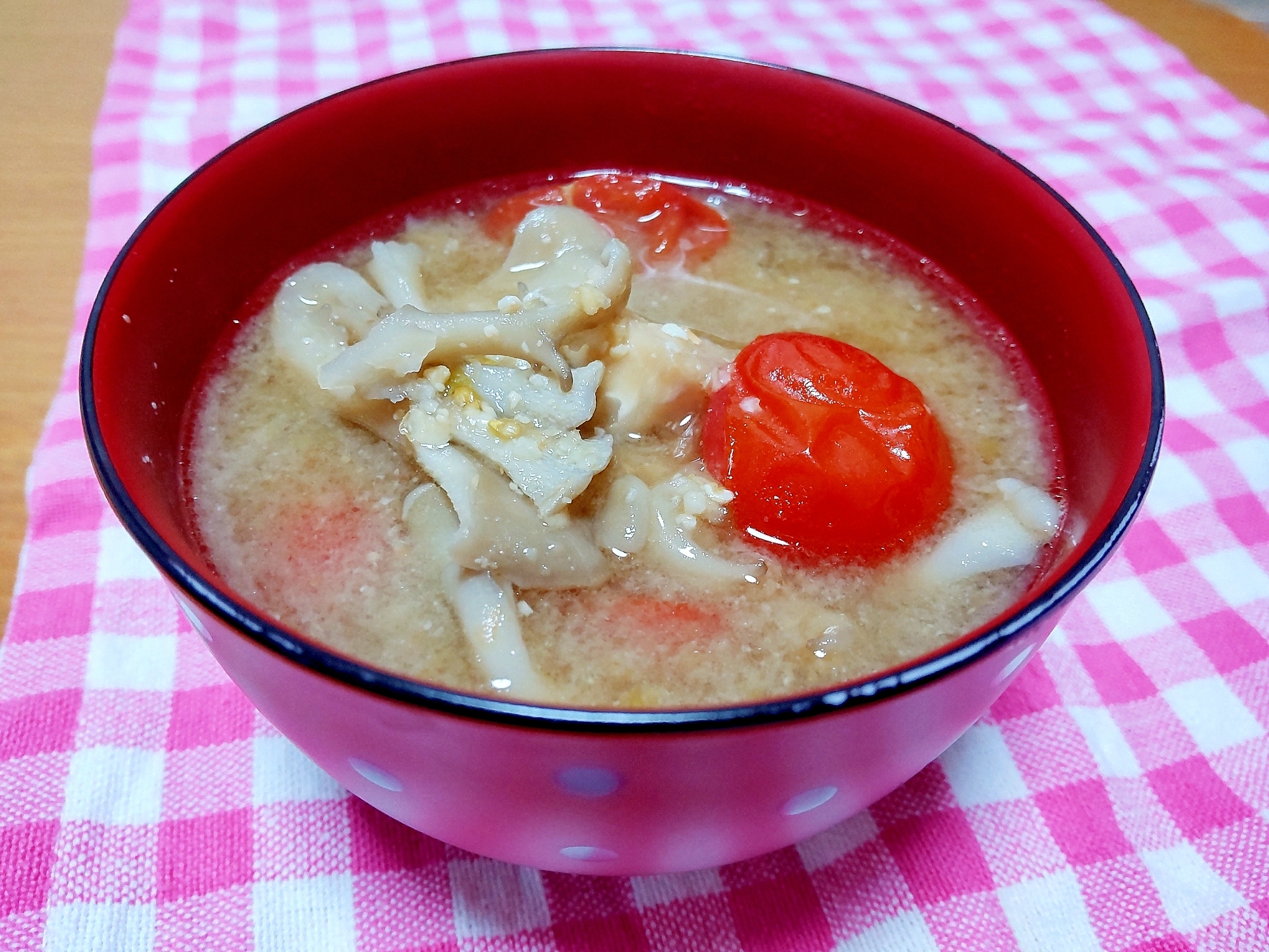 まいたけとトマトの味噌汁