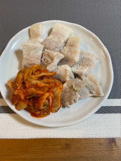 野菜で巻いて食べるヘルシー韓国料理　ポッサム