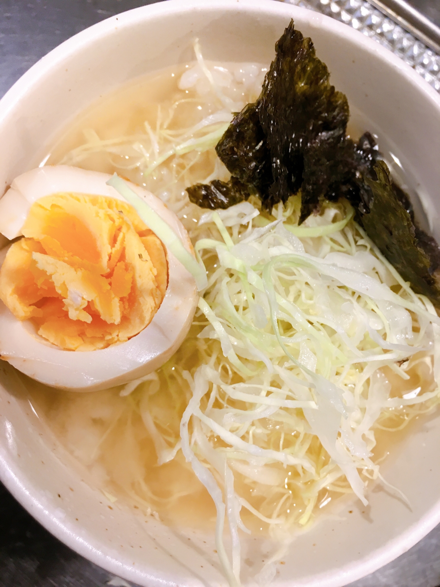 茹で卵と海苔とキャベツの味噌汁