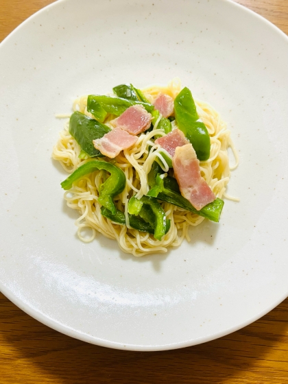 ハムをベーコンに変えて作りました♪。余った茹で素麺でリメイクですね。助かりました〜。