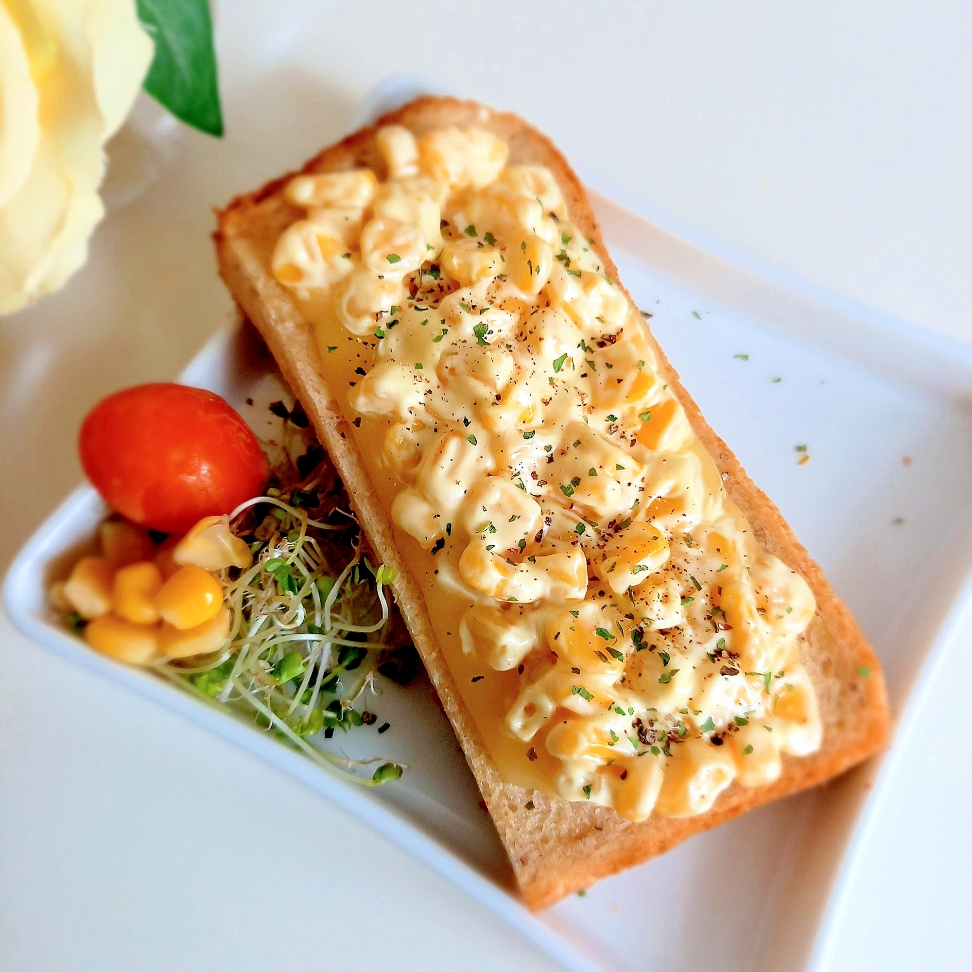 コーンマヨとチーズのオープンサンド(ハーフ)ꕤ୭*