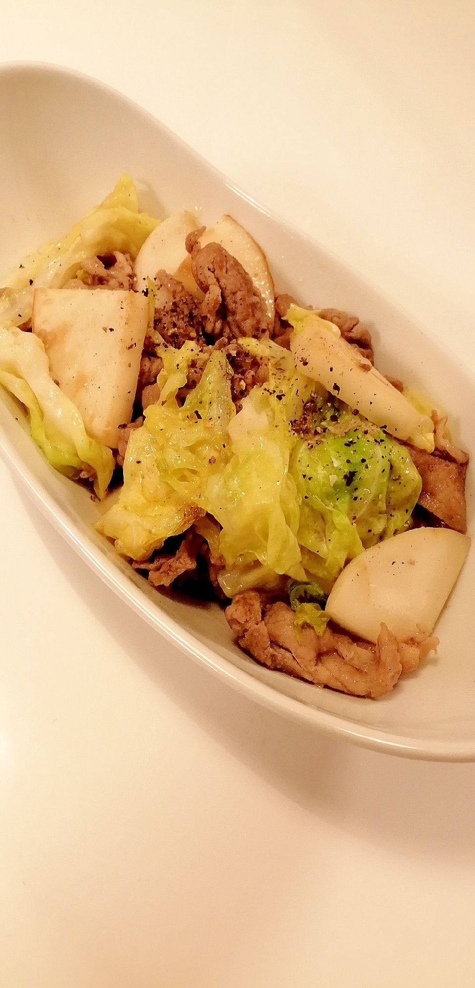 春キャベツと豚とカブのにんにく塩レモン炒め
