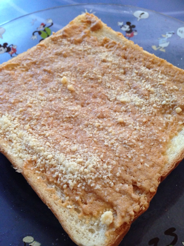 ピーナッツバターと粉チーズのトースト