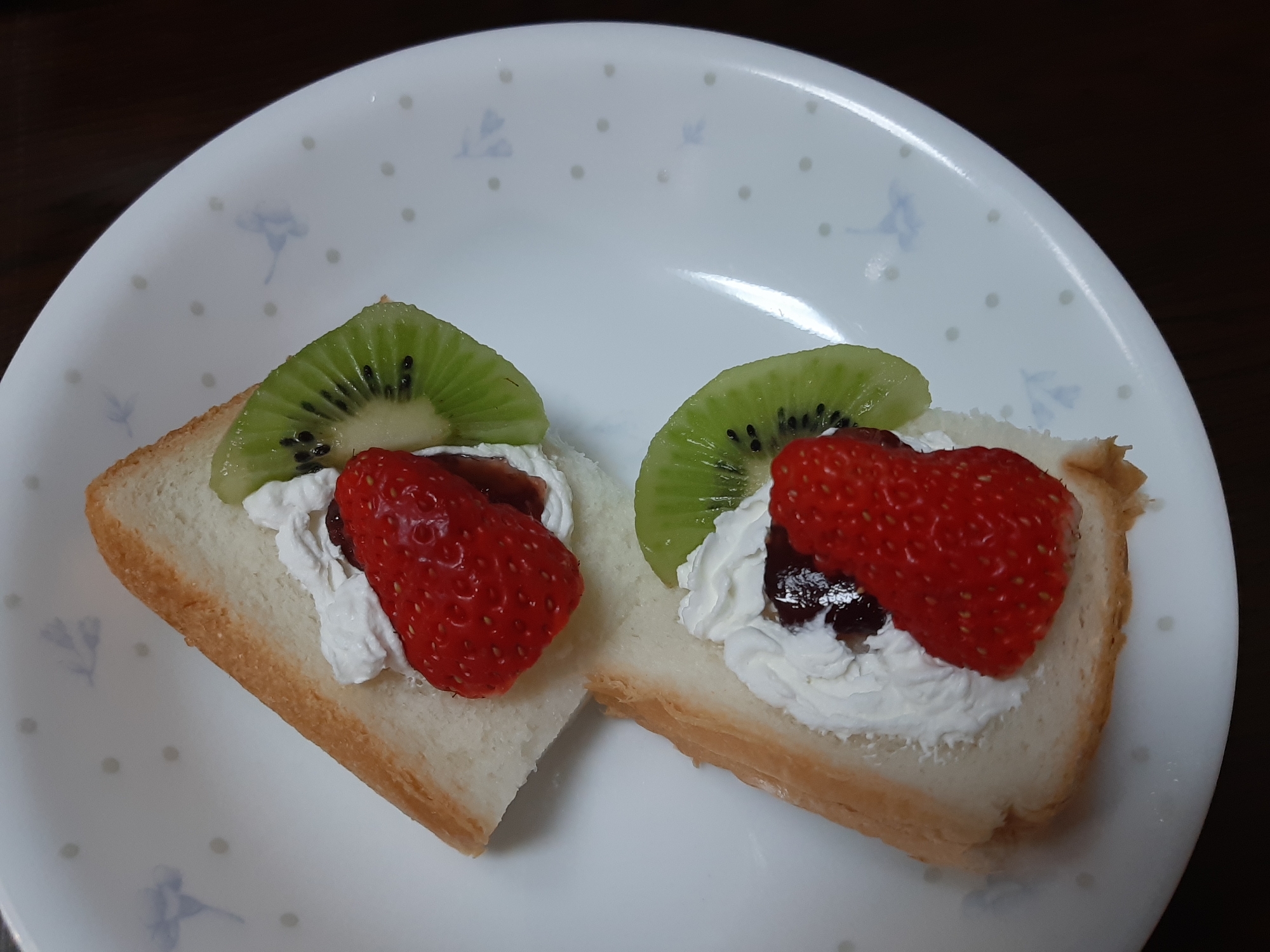 食パンでホイップとキウイいちごオープンサンド