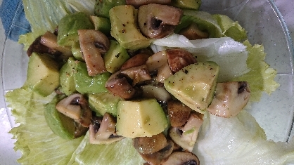 ワインにピッタリ♡アボカドとマッシュルームのサラダ