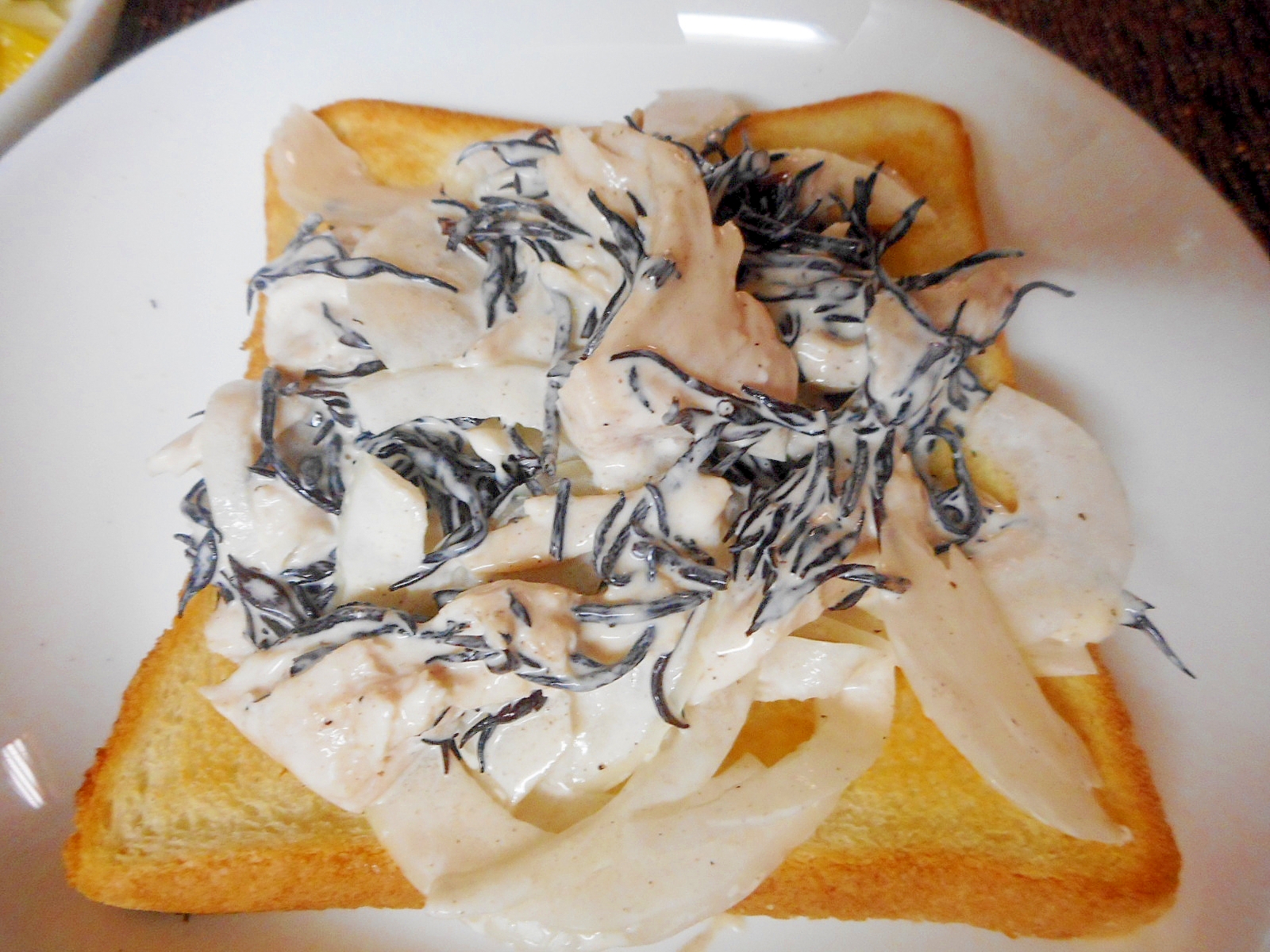 蒸し鶏とヒジキのマヨサラダのっけトースト