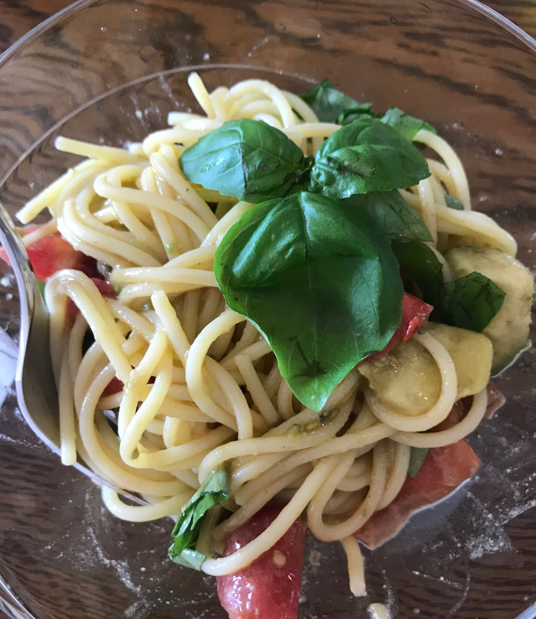 アボカドとトマトの冷製パスタ