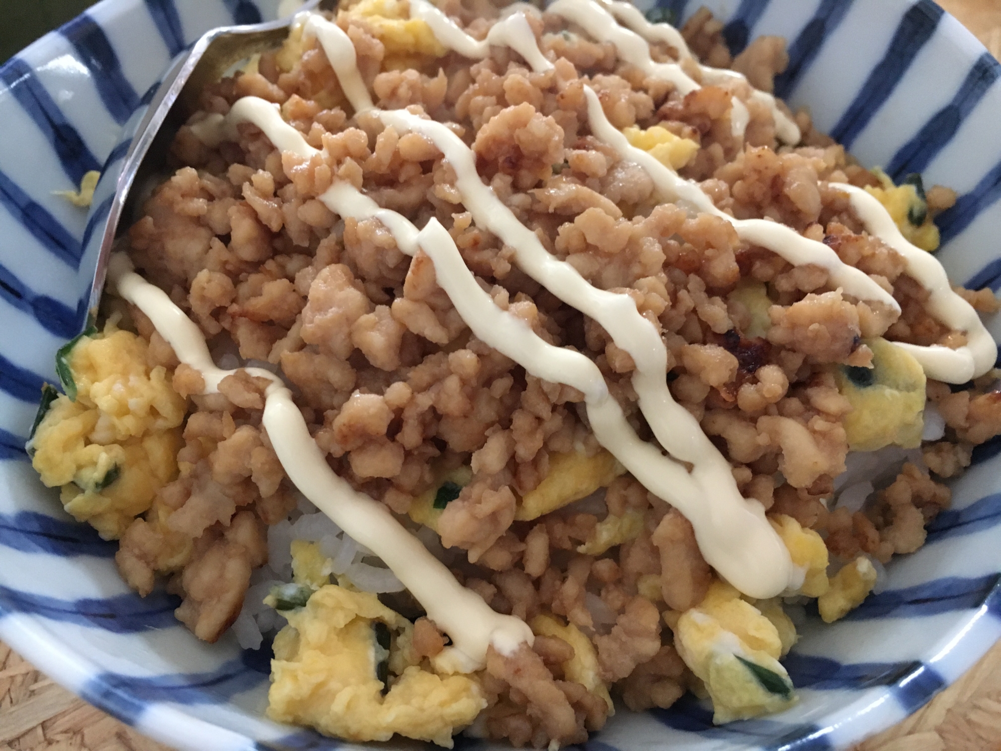 簡単 ニラ玉そぼろ丼。