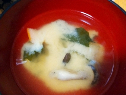 煮干し粉で作る玉ねぎとしめじとワカメのお味噌汁