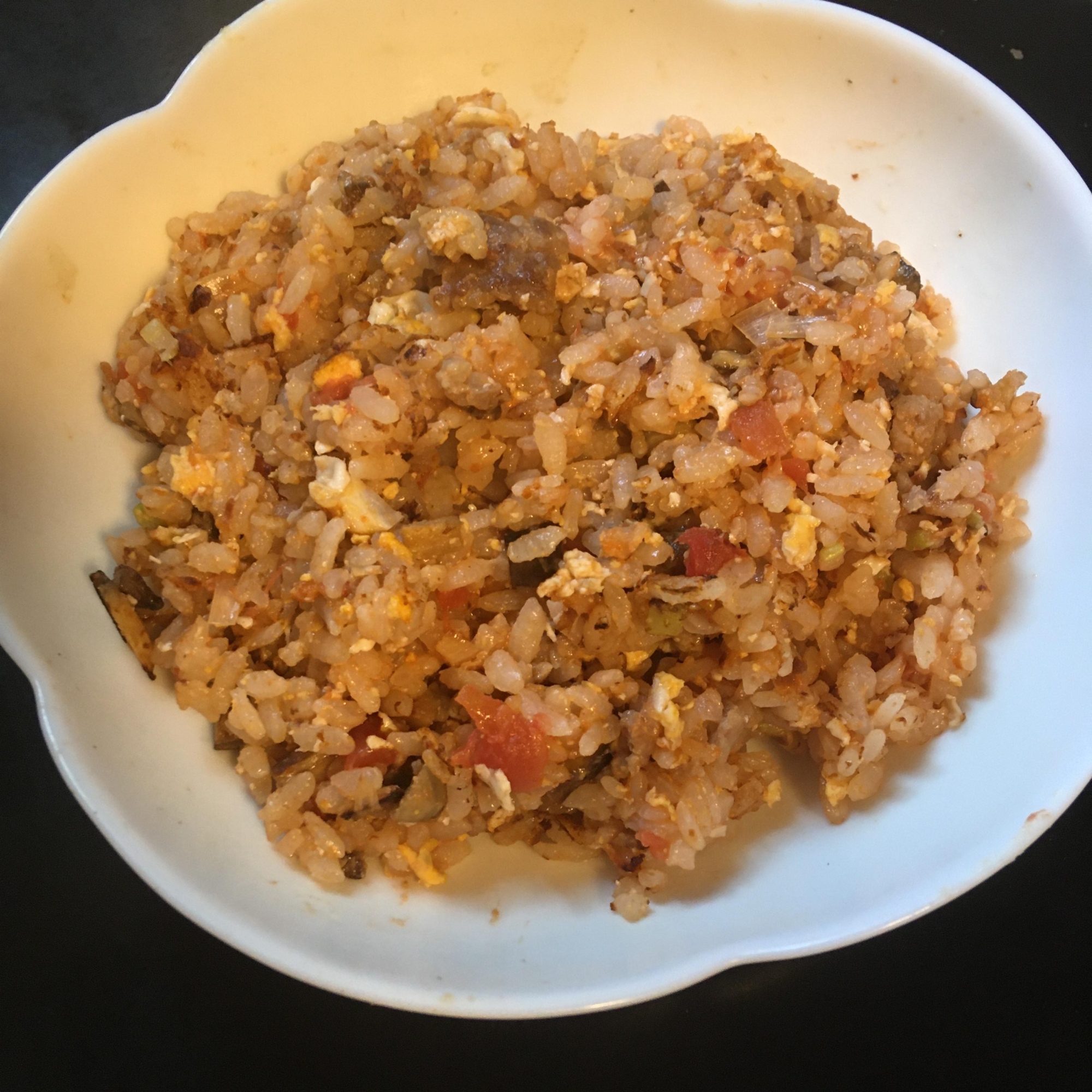 ごぼう、ねぎ、トマト、卵と豚肉の焼き飯