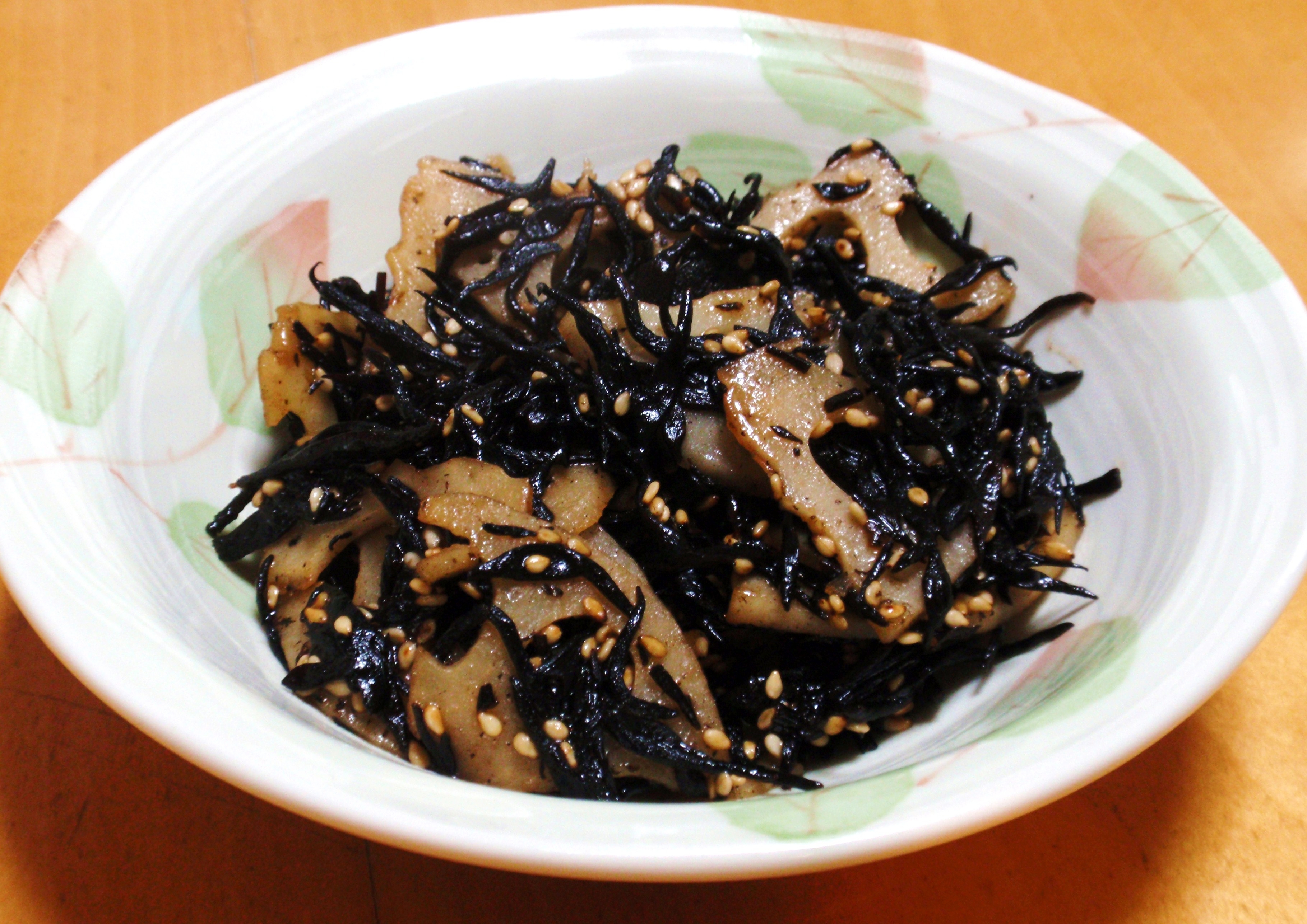 シャキッと食感が美味しい☆レンコンとひじき炒め