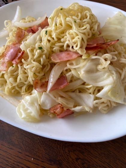 【簡単アレンジ】サッポロ一番塩ラーメンで塩焼きそば