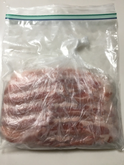 豚肉に塩麹を塗って2重包装後、冷凍しました。便利な方法、助かります。