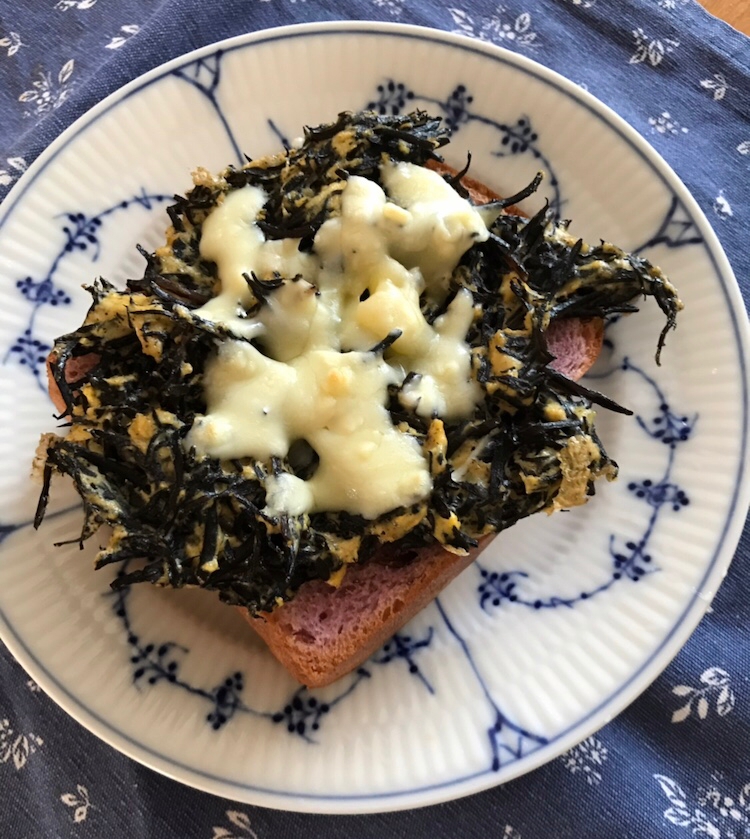 紫芋食パンでひじきの卵焼きチーズトースト