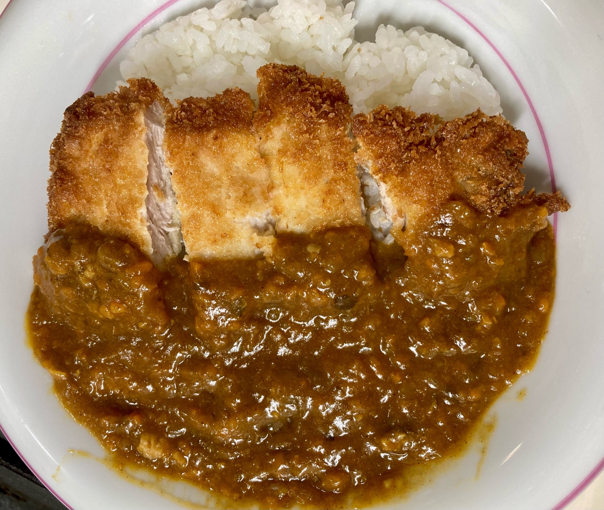 カツカレー、揚げたてのカツにトロっとカレーをかけて