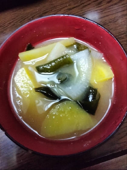 生姜風味☆じゃがいもと玉ねぎとわかめの味噌汁
