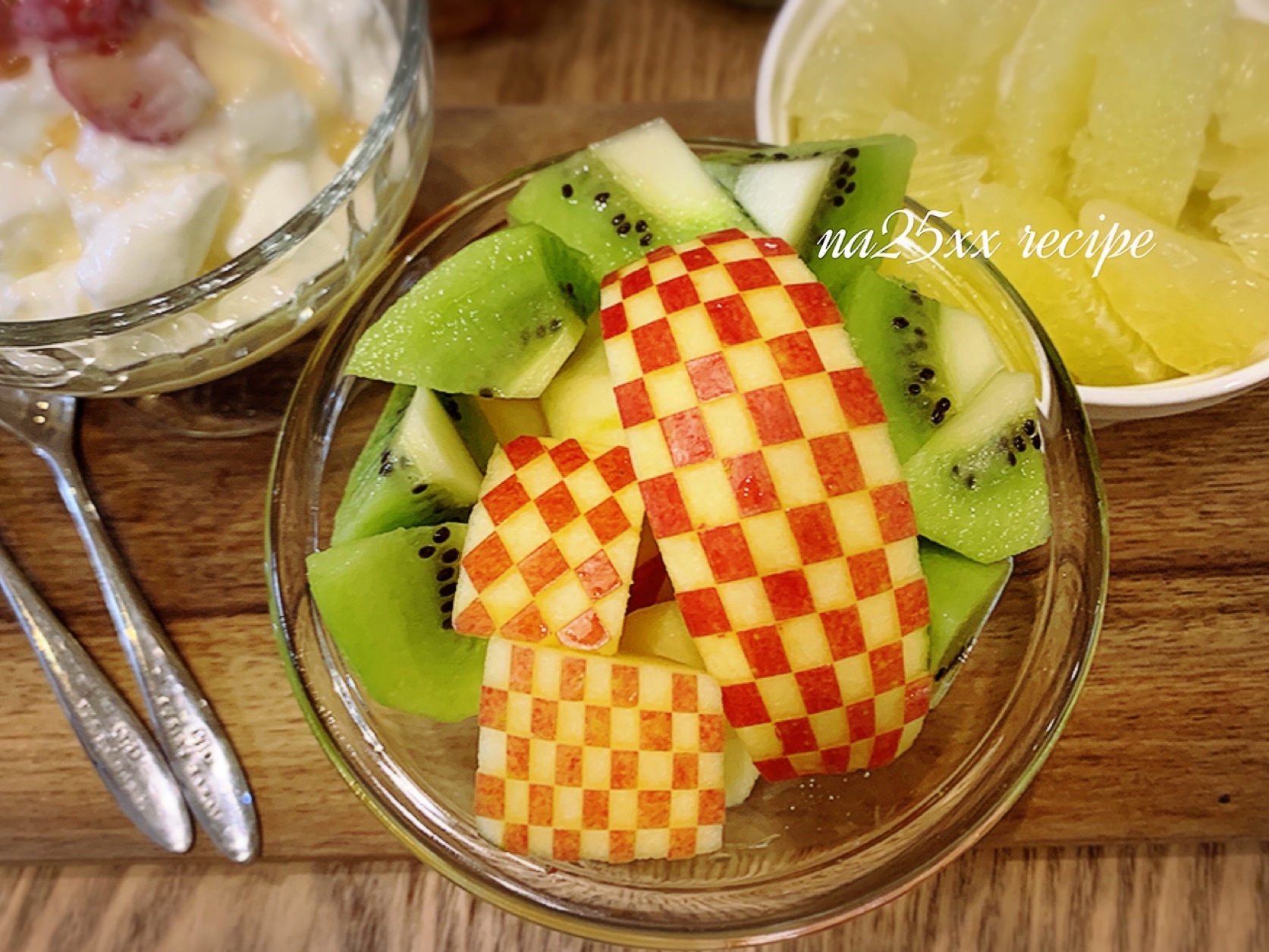 お弁当に!市松模様のりんごの飾り切り