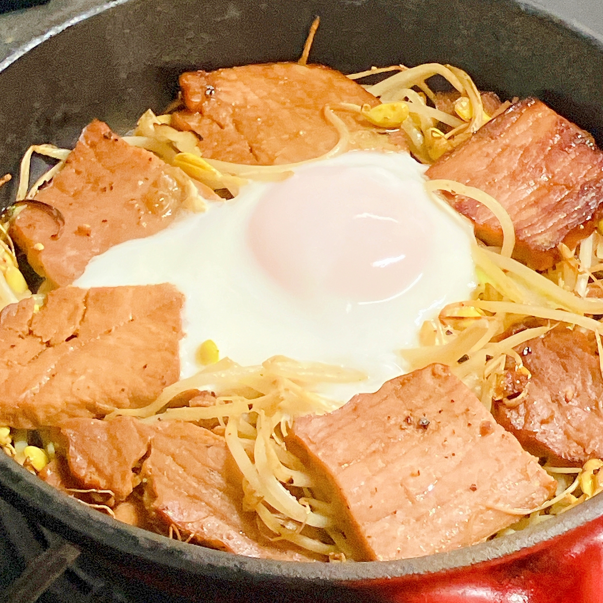 スキレットでつくる★巣ごもり焼豚エッグ