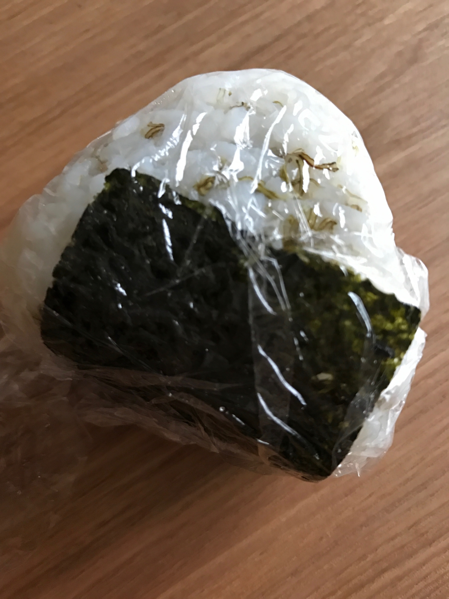 白だしで納豆昆布とゴマのおむすび