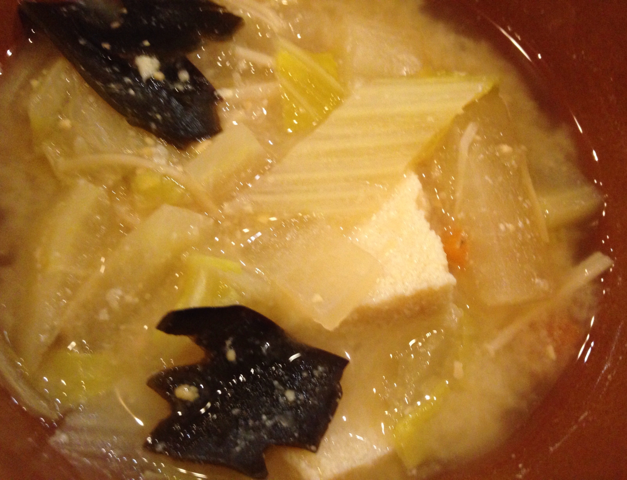白菜と大根と昆布とえのきと人参と凍み豆腐の味噌汁