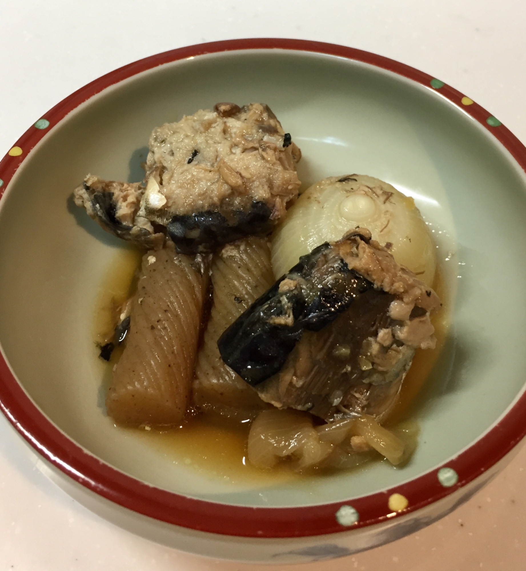 小玉ねぎとねじり糸こんで  鯖缶の煮物